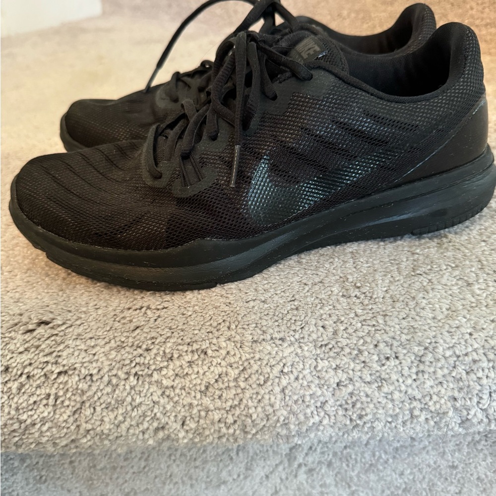 Nike women’s Black Athletic Sneakers